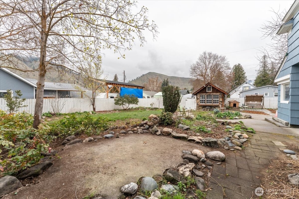 225 South Division Street Cashmere, WA 98815 - Photo 36 of 40 a view of a yard with a large tree