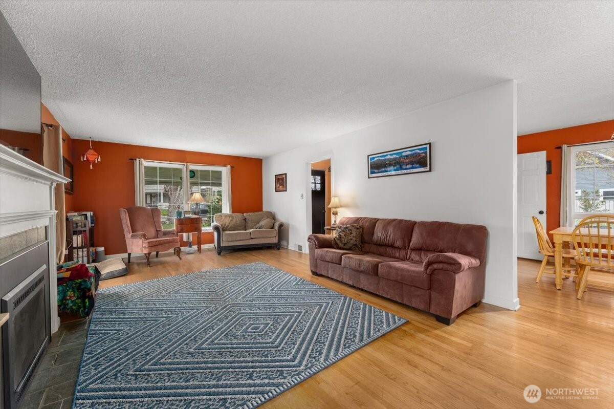 225 South Division Street Cashmere, WA 98815 - Photo 6 of 40 a living room with furniture and a window