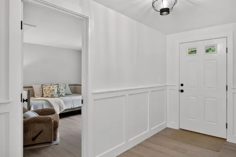 a view of livingroom with furniture and entryway