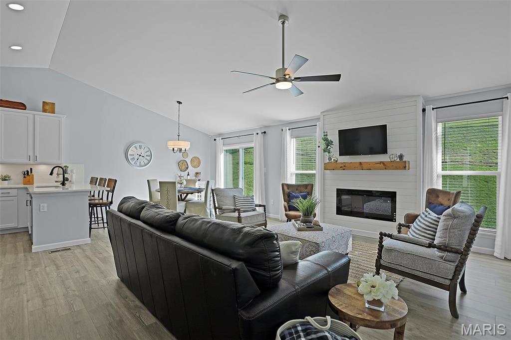 7421 Shadow Point Drive St. Louis, MO 63129 - Photo 4 of 37