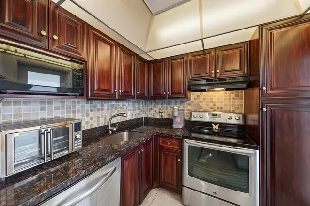 $1,950 | 201 North Ocean Boulevard, Unit 106, Pompano Beach, FL 33062