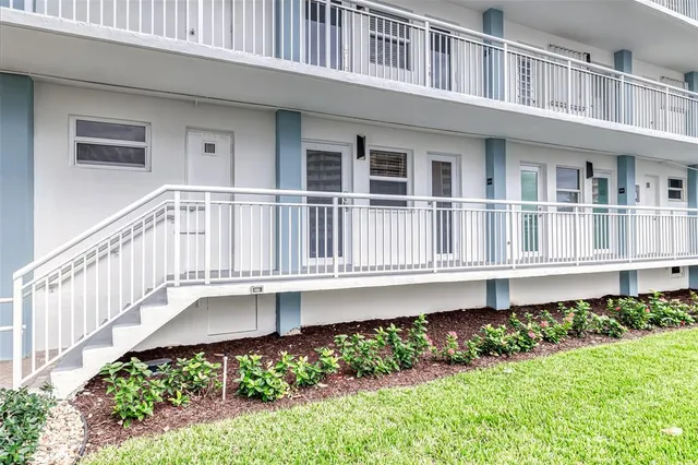 $1,950 | 201 North Ocean Boulevard, Unit 106, Pompano Beach, FL 33062