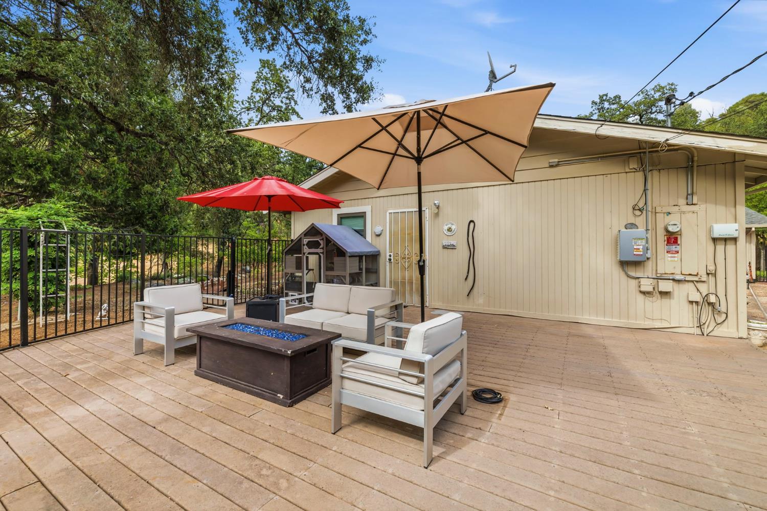 11460 Racetrack Road Sonora, CA 95370 - Photo 42 of 46 a patio with patio a table and chairs under an umbrella