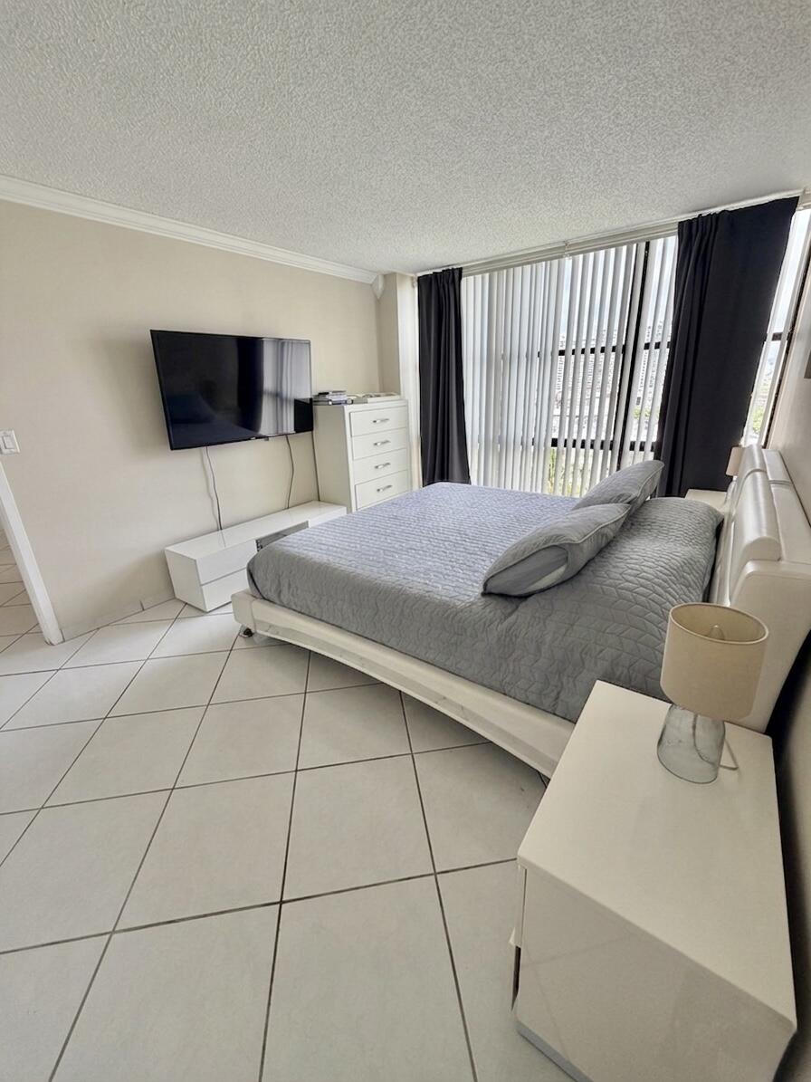 17021 North Bay Road, Unit 912 Sunny Isles Beach, FL 33160 - Photo 7 of 17 IMG_5165