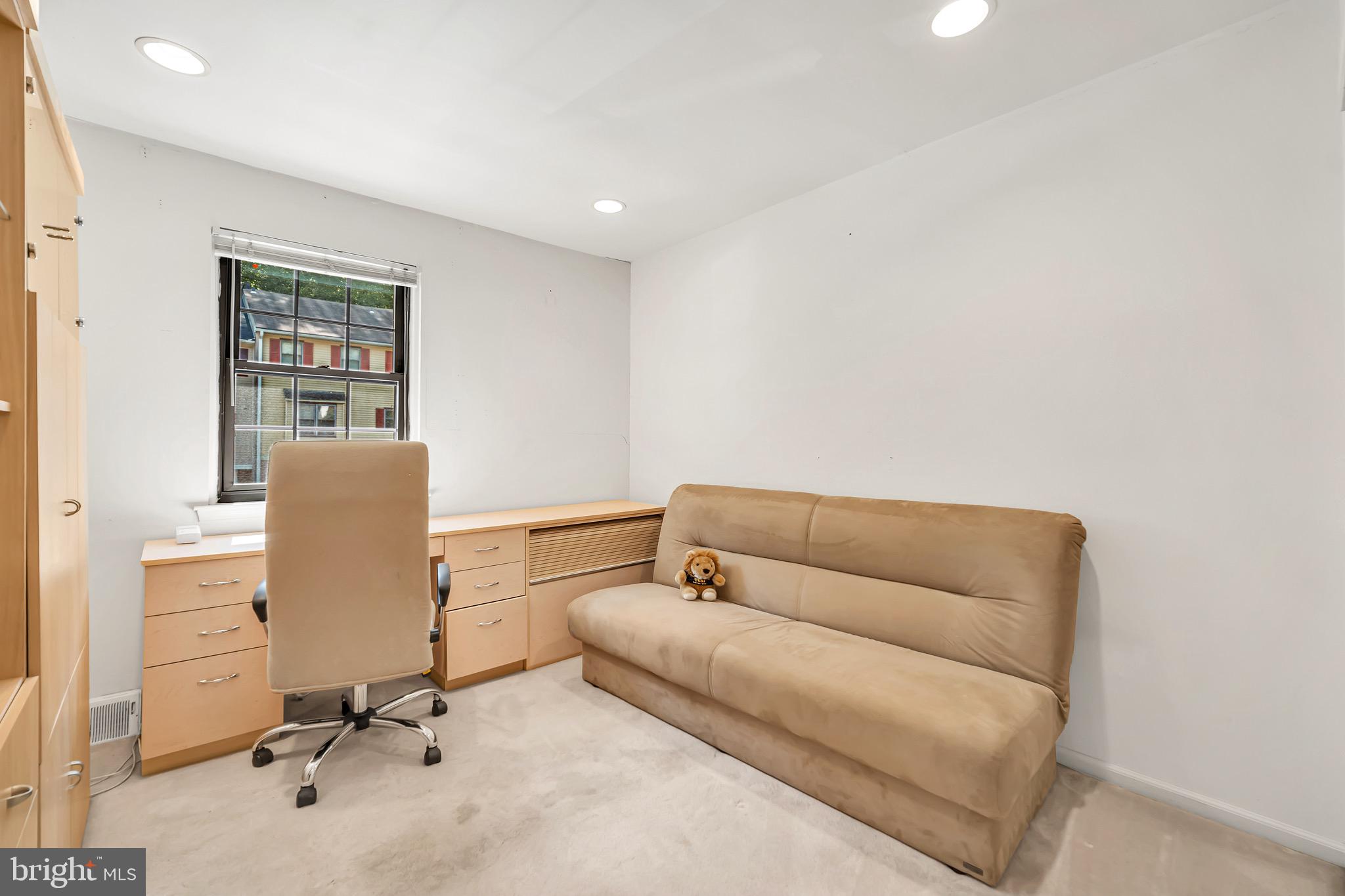 518 Pebble Ridge Court Langhorne, PA 19053 - Photo 24 of 31 a living room with furniture