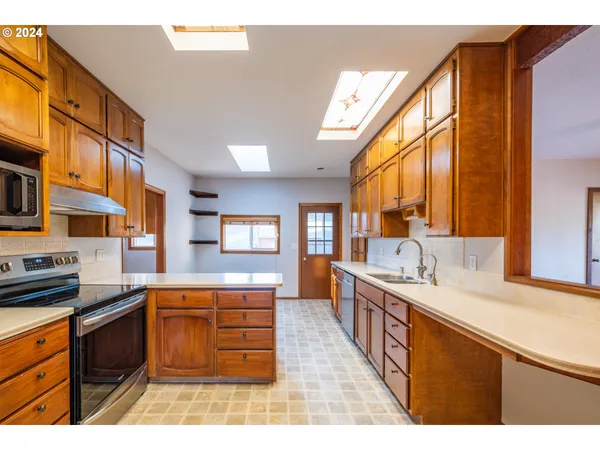 $799,000 | 42002 Cut-Off Drive, Lebanon, OR 97355