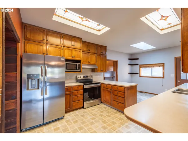 $799,000 | 42002 Cut-Off Drive, Lebanon, OR 97355
