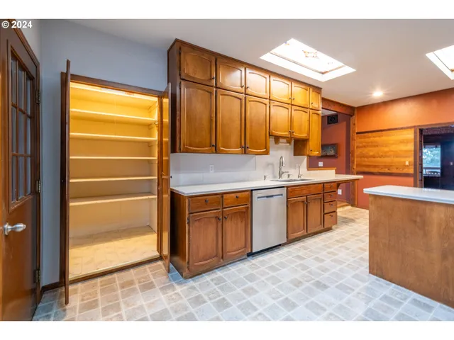 $825,000 | 42002 Cut-Off Drive, Lebanon, OR 97355