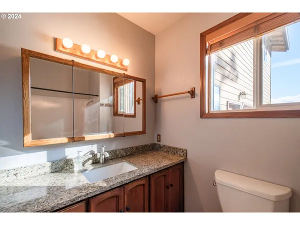 $799,000 | 42002 Cut-Off Drive, Lebanon, OR 97355