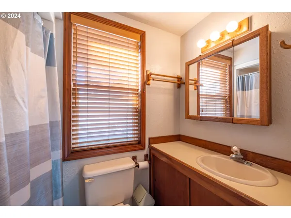 $799,000 | 42002 Cut-Off Drive, Lebanon, OR 97355