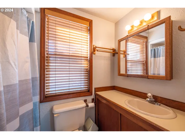 $825,000 | 42002 Cut-Off Drive, Lebanon, OR 97355