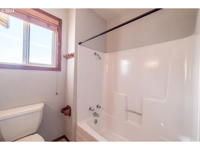 $825,000 | 42002 Cut-Off Drive, Lebanon, OR 97355