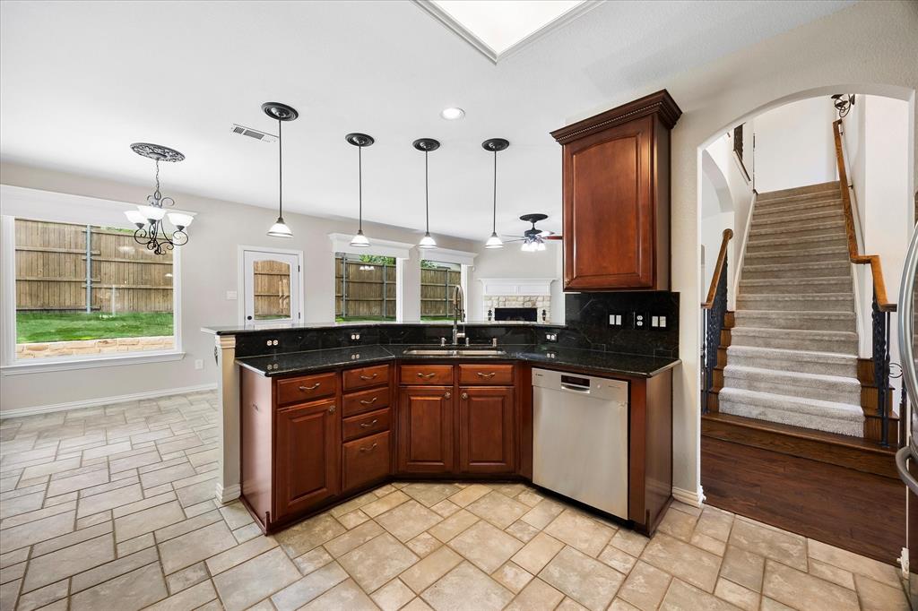 645 Channel Ridge Drive Rockwall, TX 75087 - Photo 12 of 40 The kitchen is open to the family room and breakfast nook.