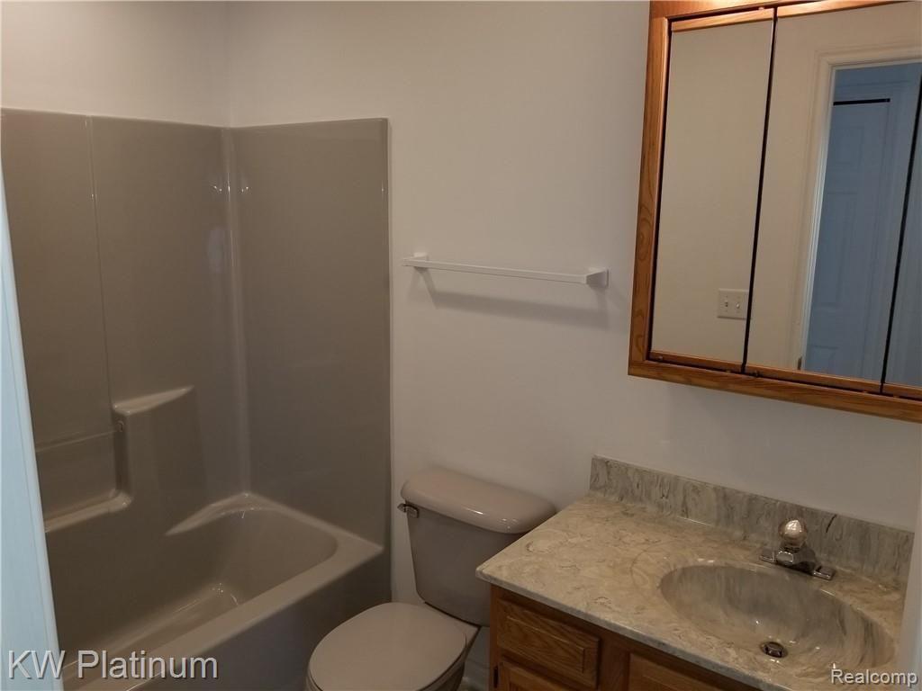 3982 State Road Fort Gratiot, MI 48059 - Photo 19 of 29 FULL BATH VIEW