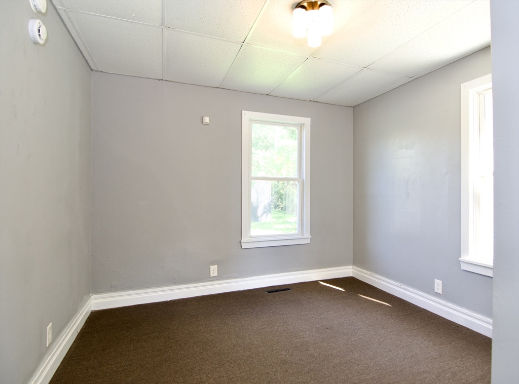 425 Taylor Street, Unit 1 Springfield, MA 01105 - Photo 21 of 25 an empty room with a window