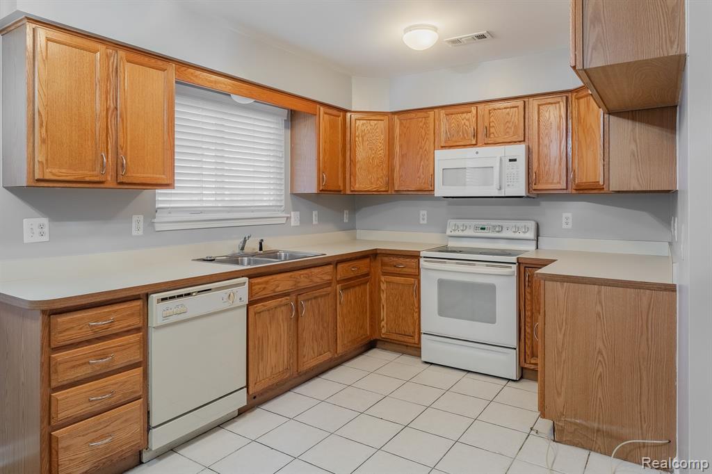 29030 Springstead Street Gibraltar, MI 48173 - Photo 5 of 23