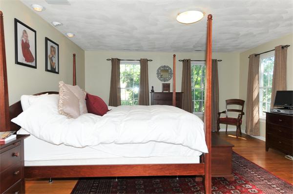 36 Battle Flagg Road Bedford, MA 01730 - Photo 10 of 19 Gallery Image 10