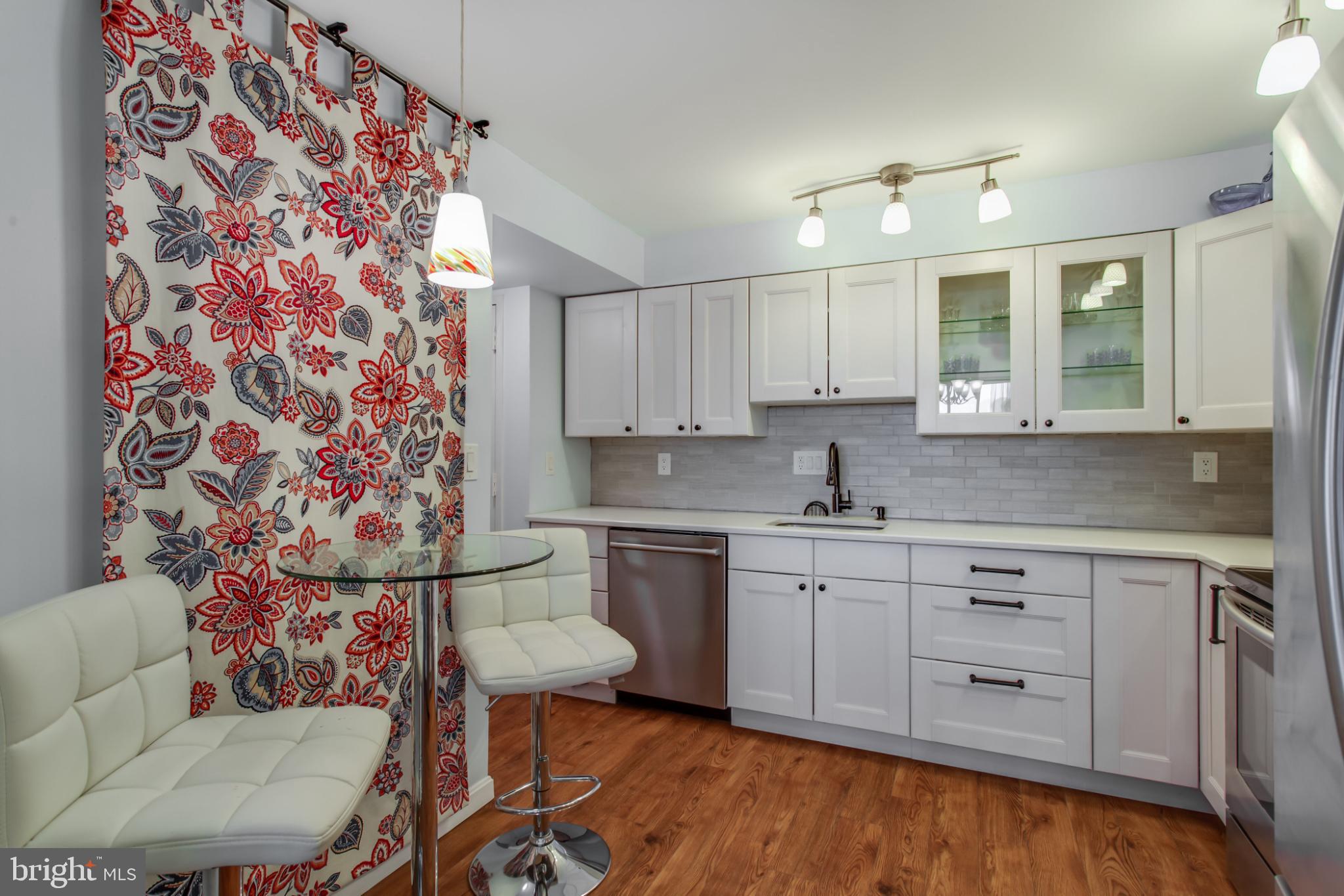 1808 Old Meadow Road, Unit 1012 McLean, VA 22102 - Photo 15 of 62 Charming kitchen with floral accents.