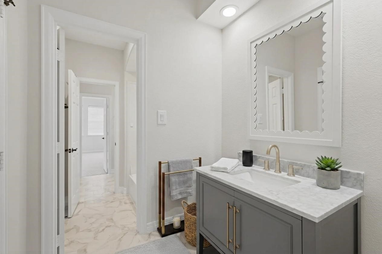 3315 Riviera Drive Sugar Land, TX 77479 - Photo 34 of 42 a bathroom with a sink vanity and a mirror