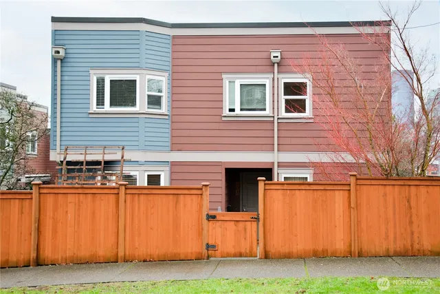 a view of a house with backyard