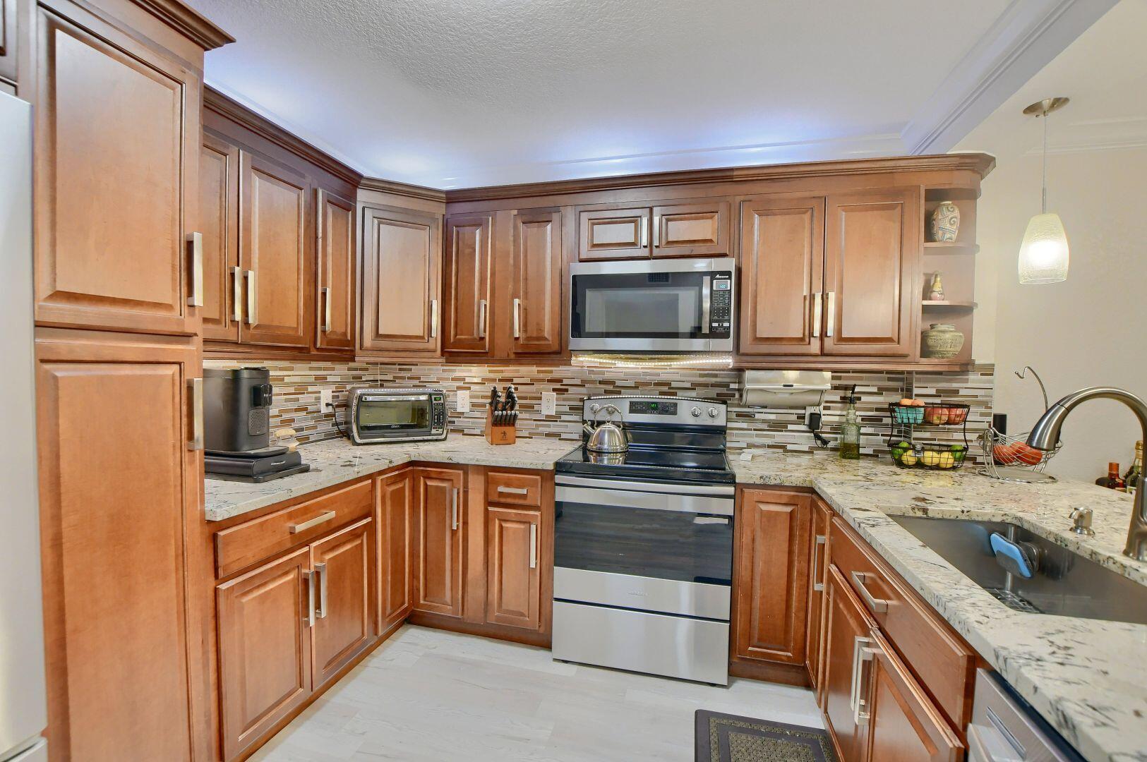 9005 Flynn Circle, Unit 7 Boca Raton, FL 33496 - Photo 5 of 44 c38db2e3ff019d7948596b441b318f2e_1780592