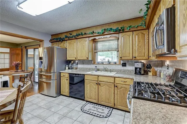 $271,500 | 3050 Gaineswood Avenue, Baxter Springs, KS 66713