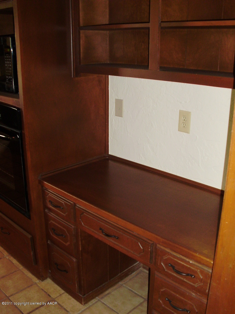 8701 Circle Drive Amarillo, TX 79110 - Photo 4 of 19 Kitchen Desk