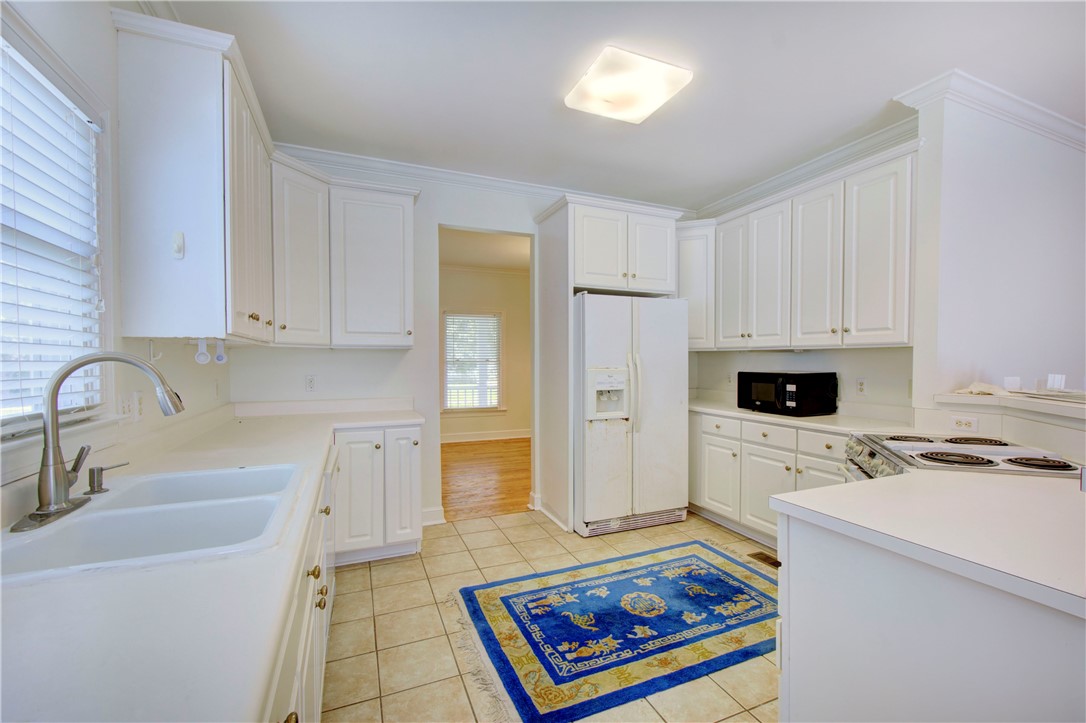 112 Newfield Street St. Simons Island, GA 31522 - Photo 11 of 35 Kitchen