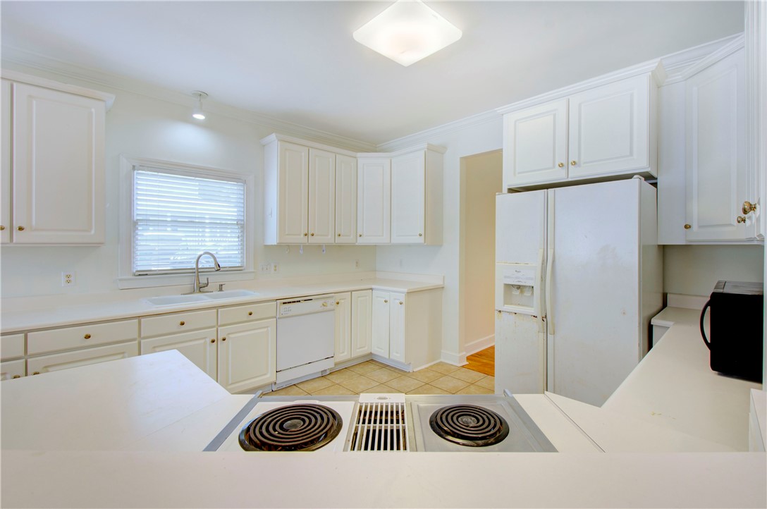 112 Newfield Street St. Simons Island, GA 31522 - Photo 12 of 35 Kitchen