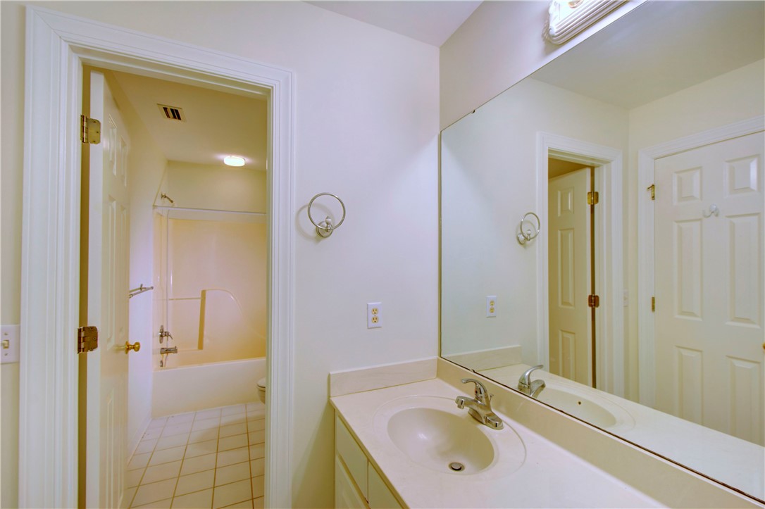 112 Newfield Street St. Simons Island, GA 31522 - Photo 29 of 35 Guest bathroom
