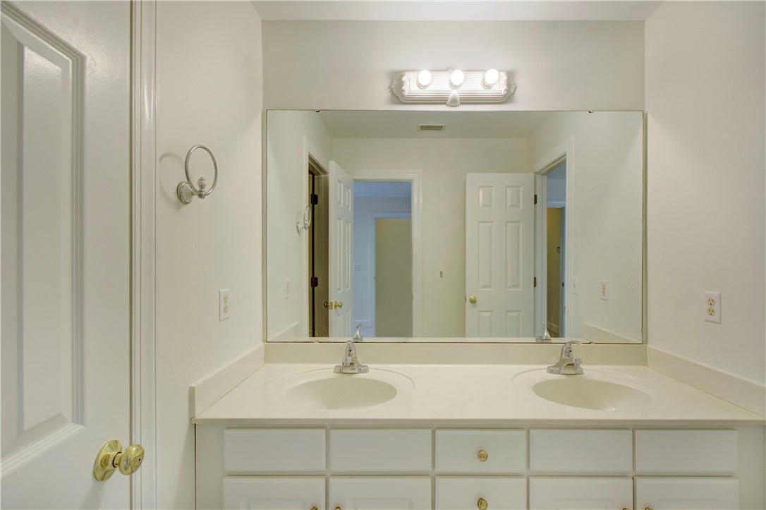 112 Newfield Street St. Simons Island, GA 31522 - Photo 30 of 35 Guest bathroom