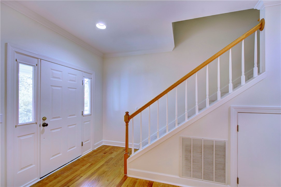 112 Newfield Street St. Simons Island, GA 31522 - Photo 4 of 35 Foyer