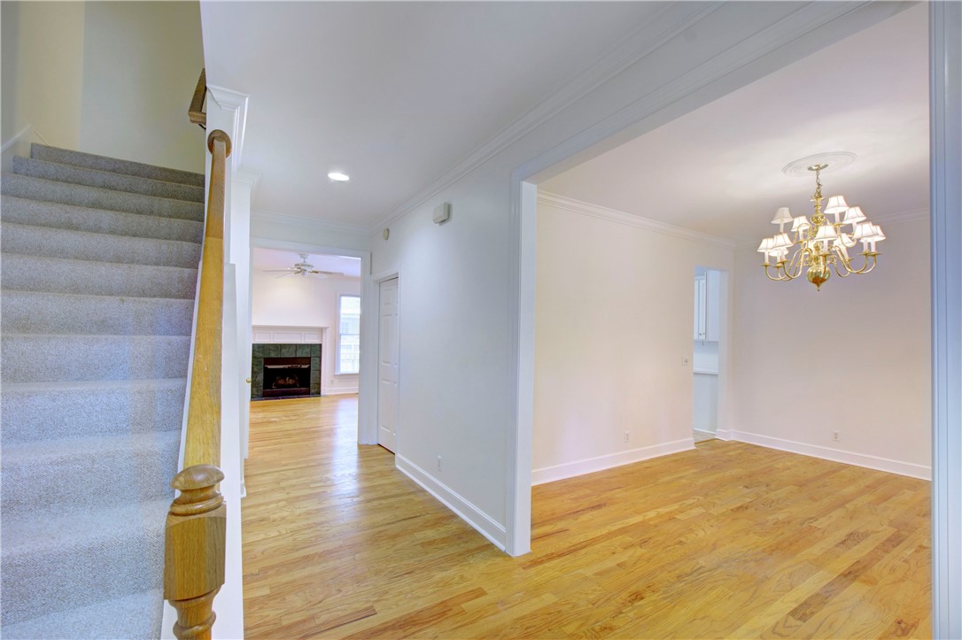 112 Newfield Street St. Simons Island, GA 31522 - Photo 5 of 35 Foyer and dining room