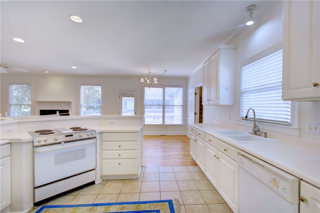 112 Newfield Street St. Simons Island, GA 31522 - Photo 10 of 35 Kitchen