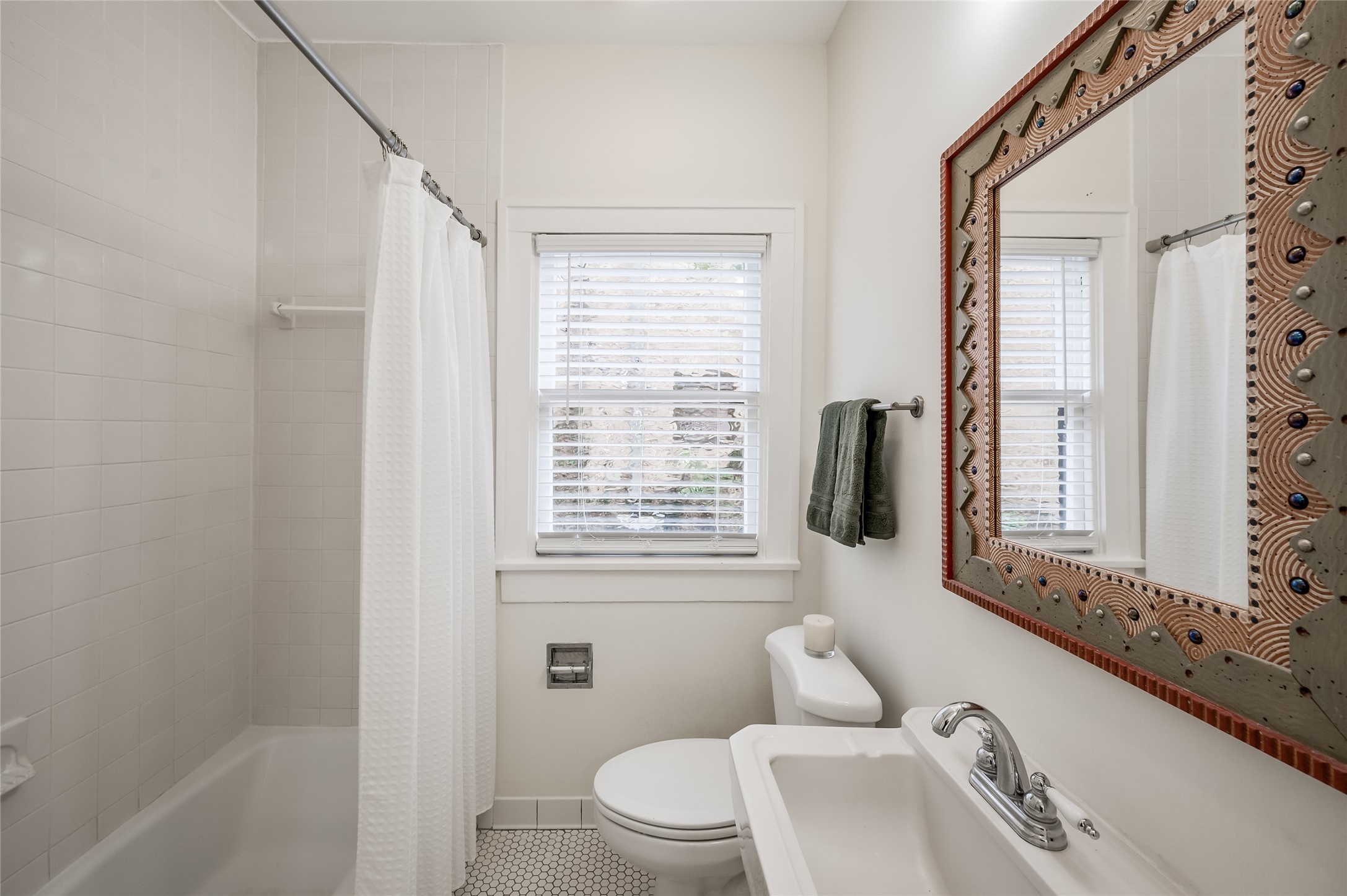 1737 Albans Road, Unit 1 Houston, TX 77005 - Photo 3 of 20 a bathroom with a sink toilet and tub