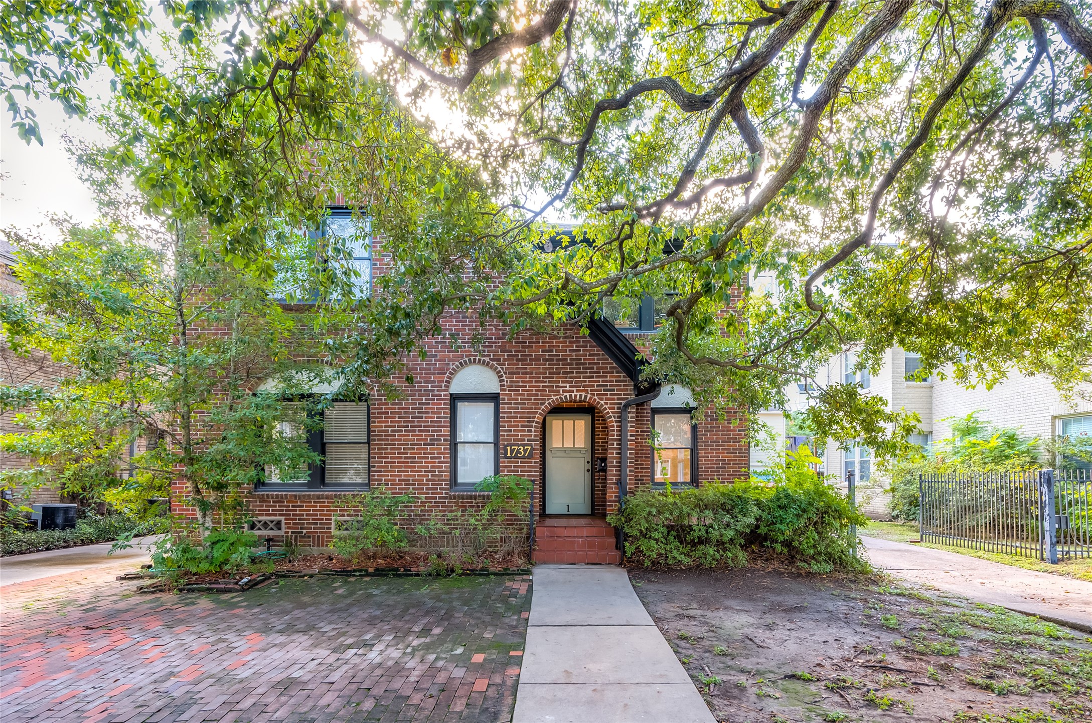 1737 Albans Road, Unit 1 Houston, TX 77005 - Photo 7 of 20 a front view of a house with garden