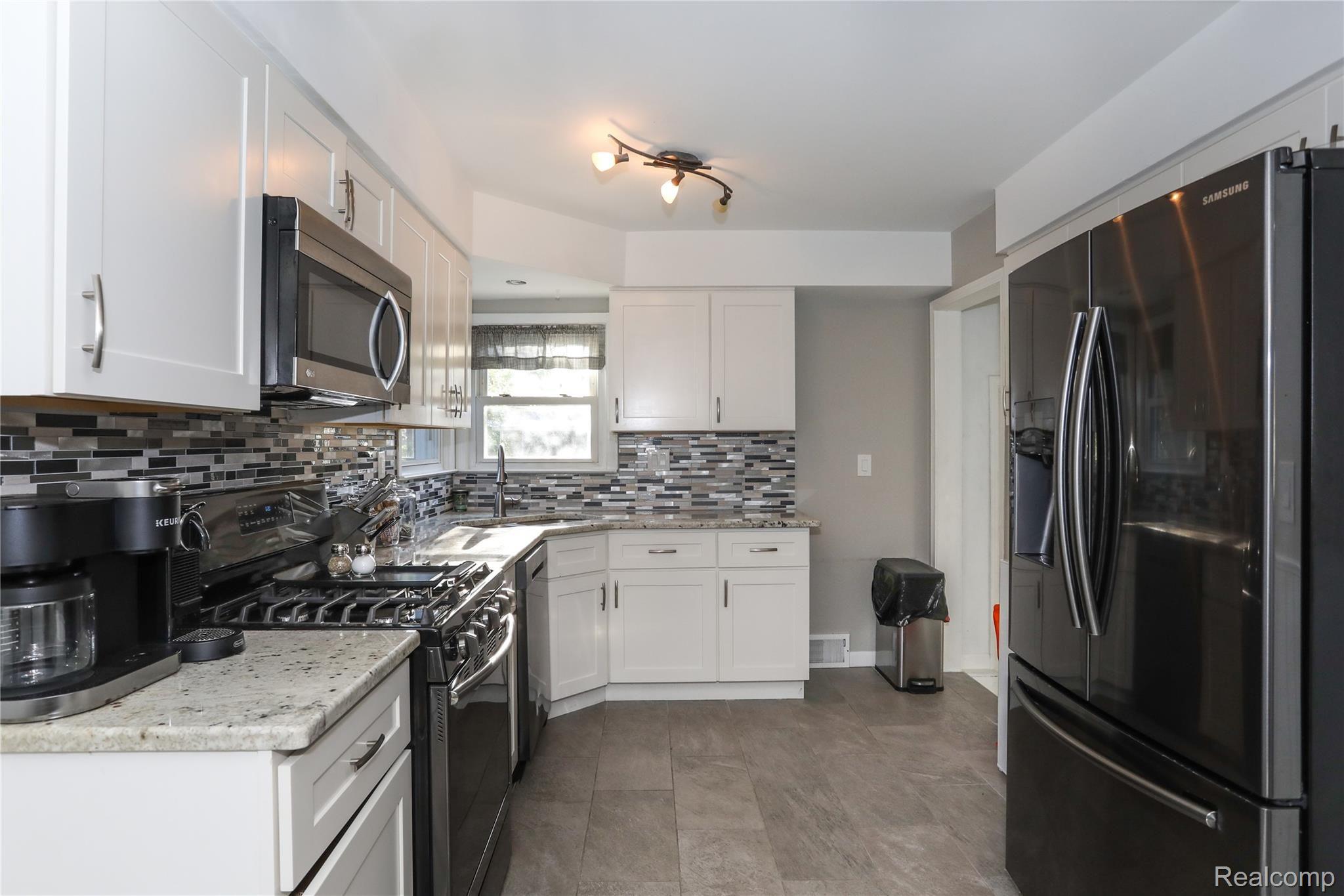 1536 South Gulley Road Dearborn Heights, MI 48125 - Photo 10 of 31 6C9A4622.jpg