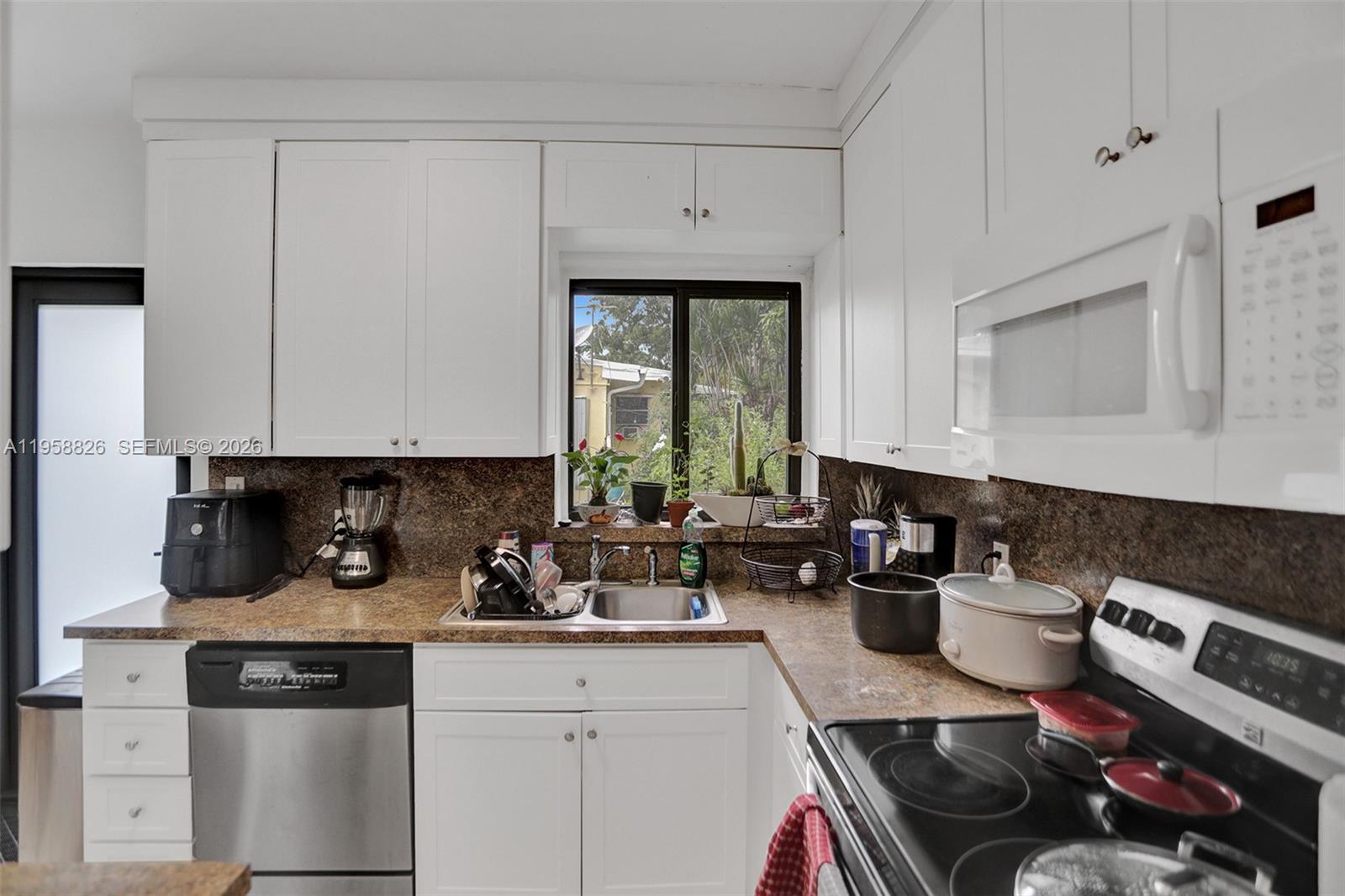 3255 Southwest 60th Avenue Miami, FL 33155 - Photo 25 of 42