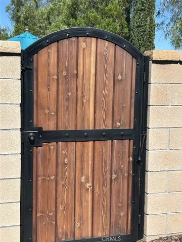 a view of a water fountain in front of a building
