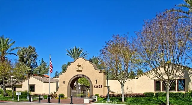 a view of a yard in front of the house