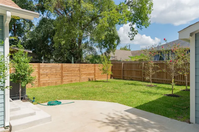 a view of a back yard