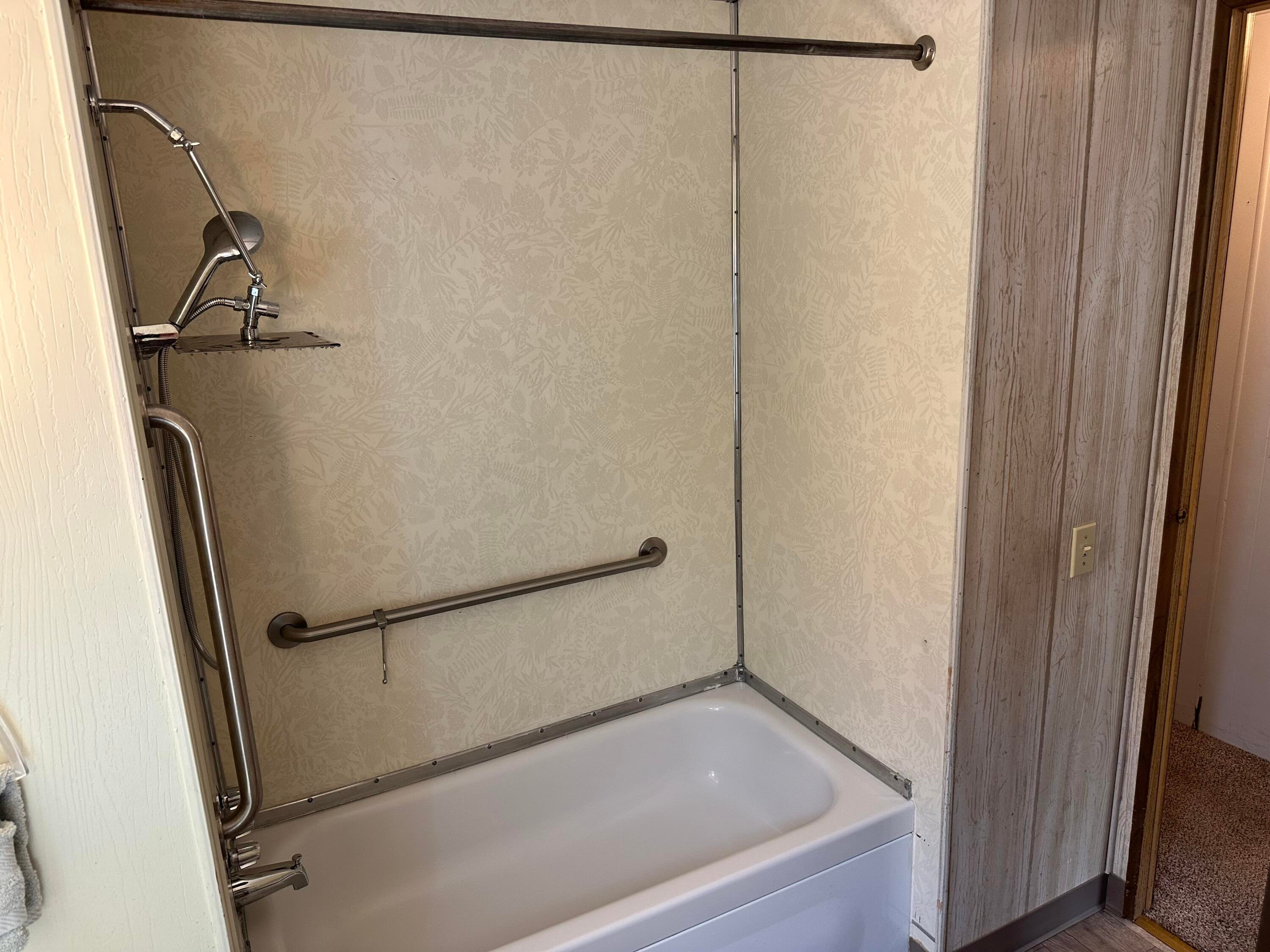 2252 West Table Rock Road, Unit 207 Medford, OR 97501 - Photo 35 of 39 Second bathroom