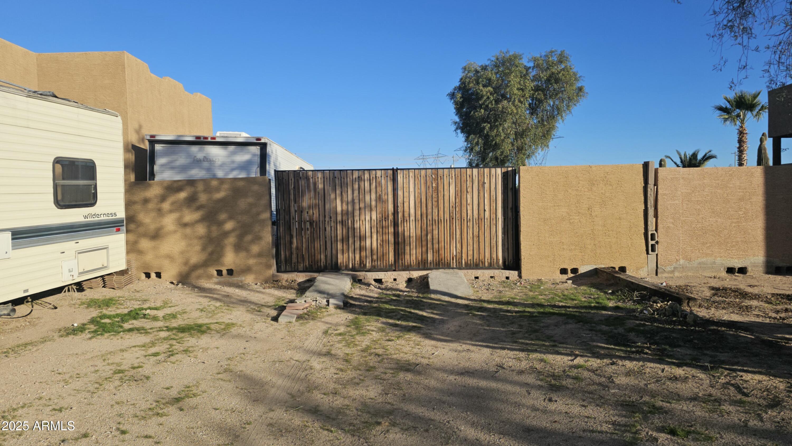 33340 West Lower Buckeye Road Tonopah, AZ 85354 - Photo 4 of 28 a backyard of a house