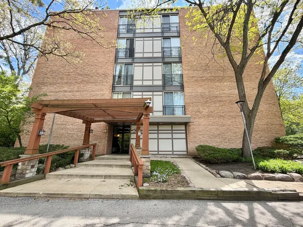 $1,575 | 5820 Oakwood Drive, Unit 2H, Lisle, IL 60532