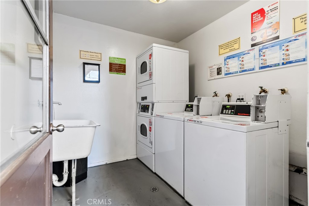 4641 Arlington Avenue Riverside, CA 92504 - Photo 31 of 33 a view of kitchen with washer and dryer