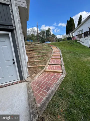 a view of a backyard with sitting area