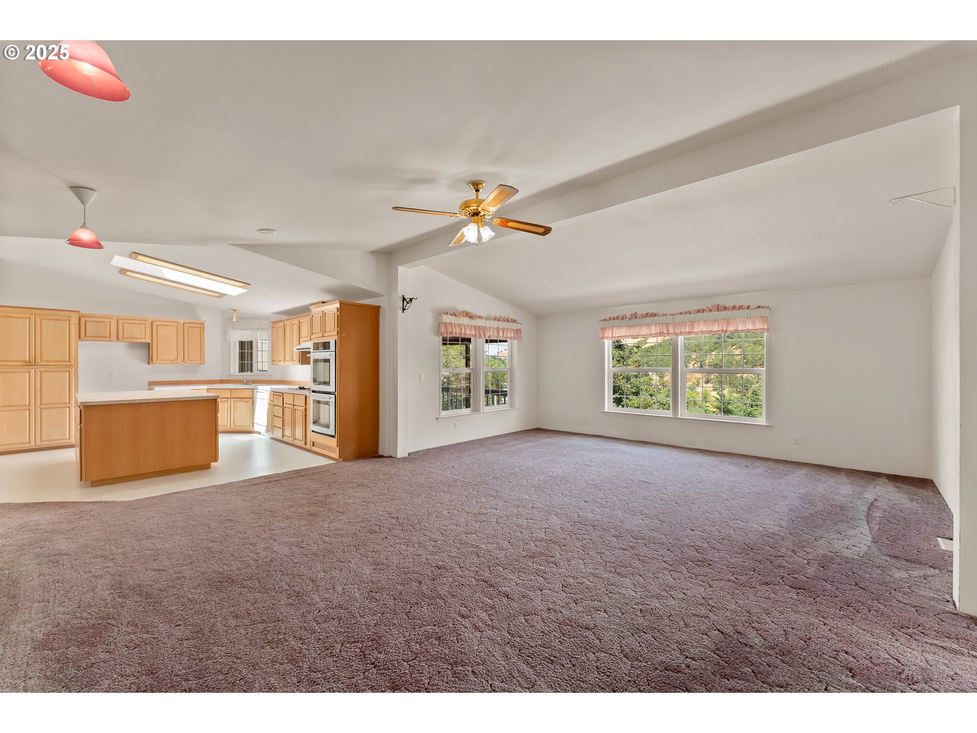 220 Robin Street Roseburg, OR 97470 - Photo 16 of 46 Living Room