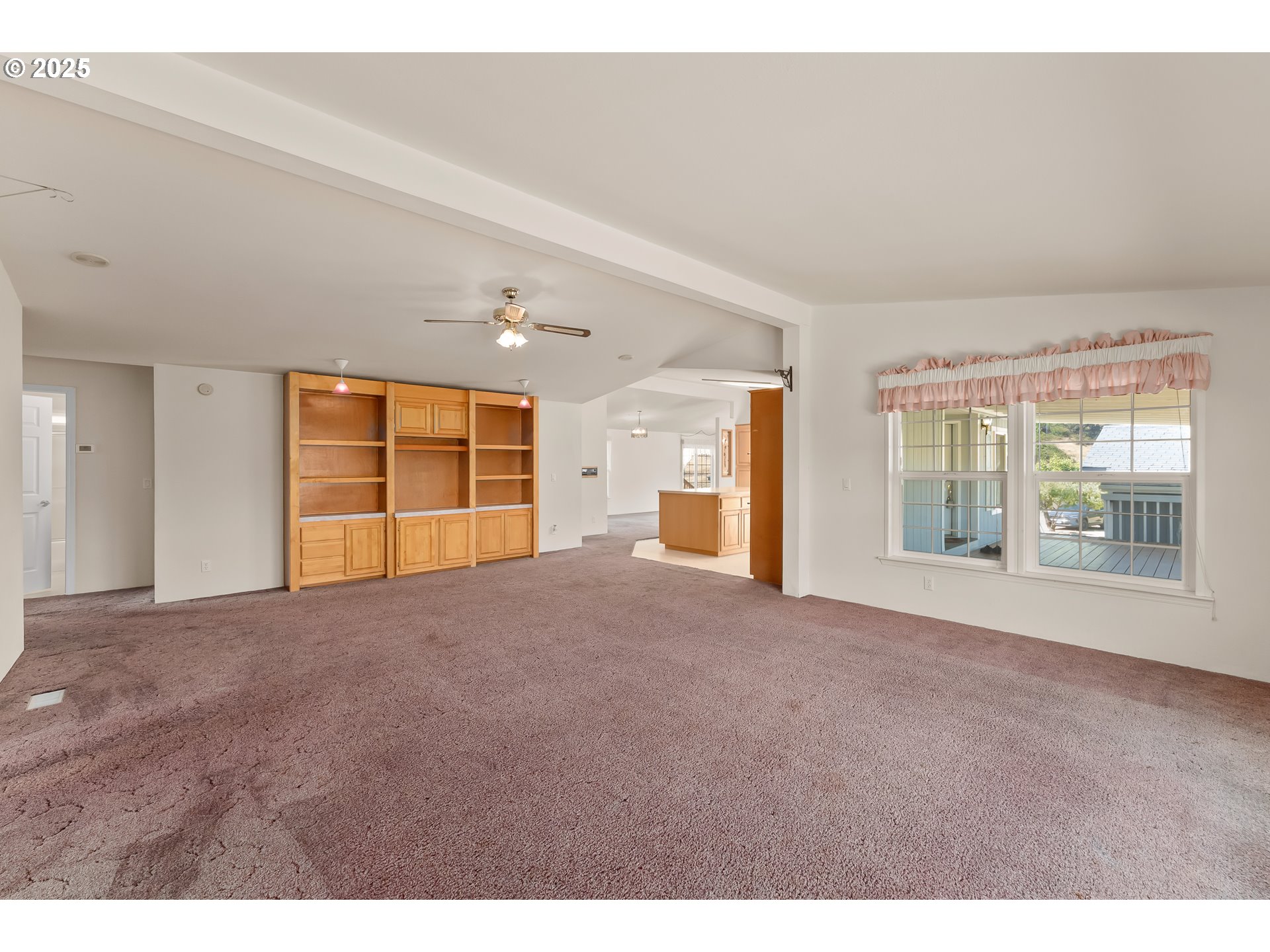 220 Robin Street Roseburg, OR 97470 - Photo 17 of 46 Living Room