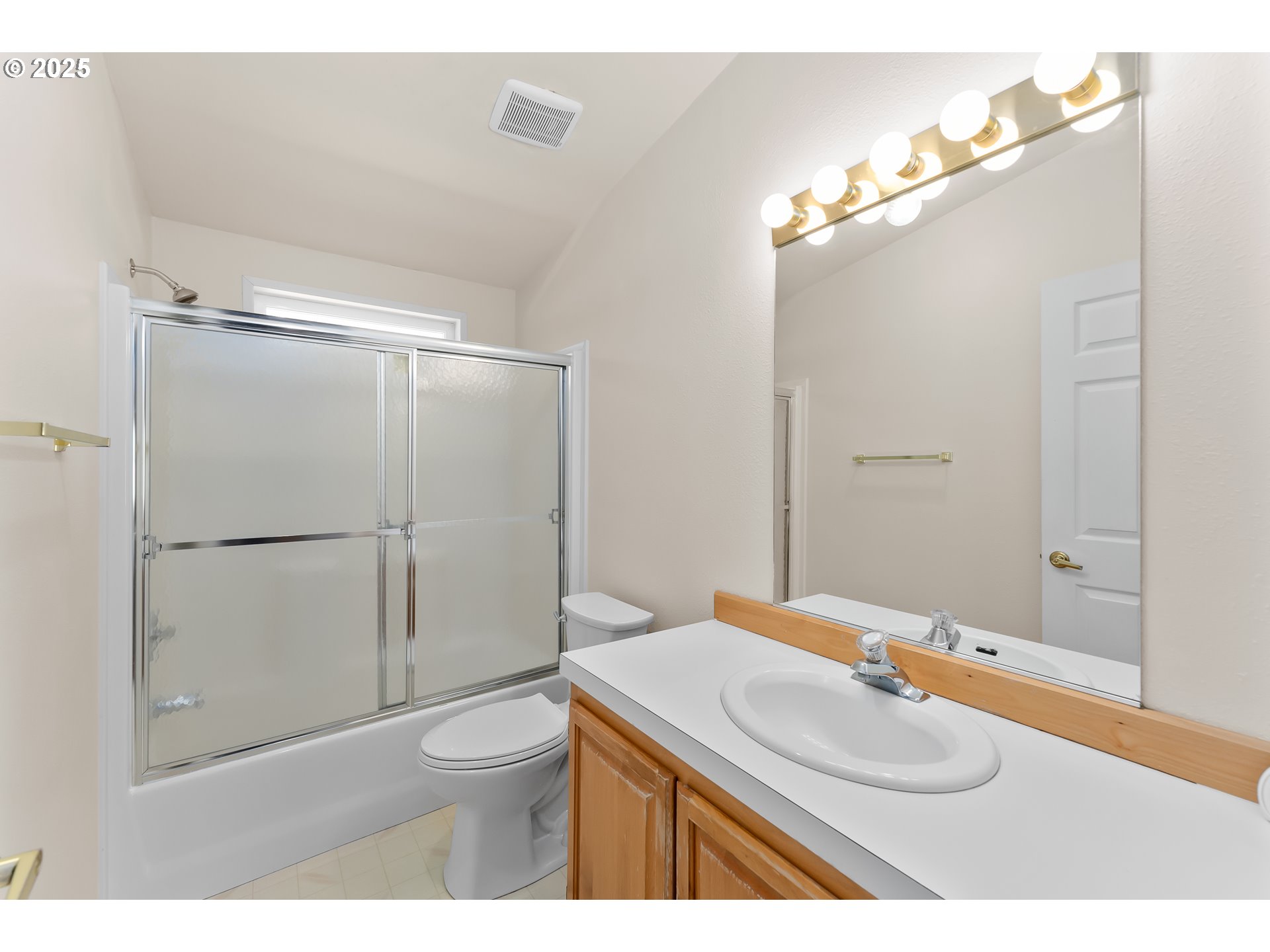 220 Robin Street Roseburg, OR 97470 - Photo 27 of 46 Bathroom