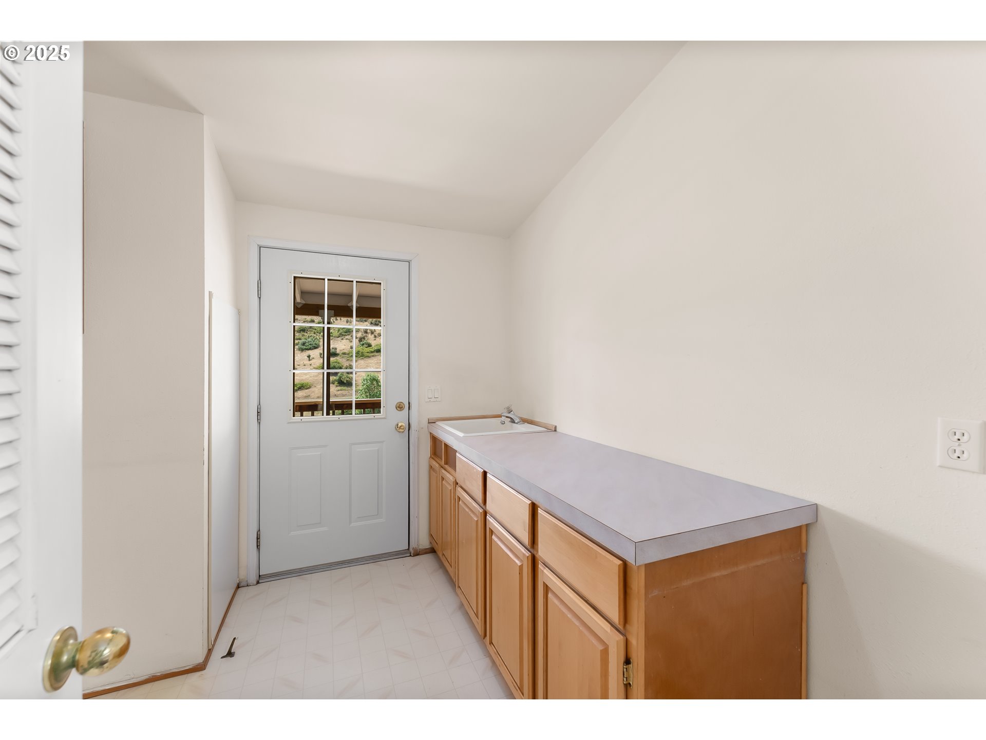 220 Robin Street Roseburg, OR 97470 - Photo 28 of 46 Utility Room